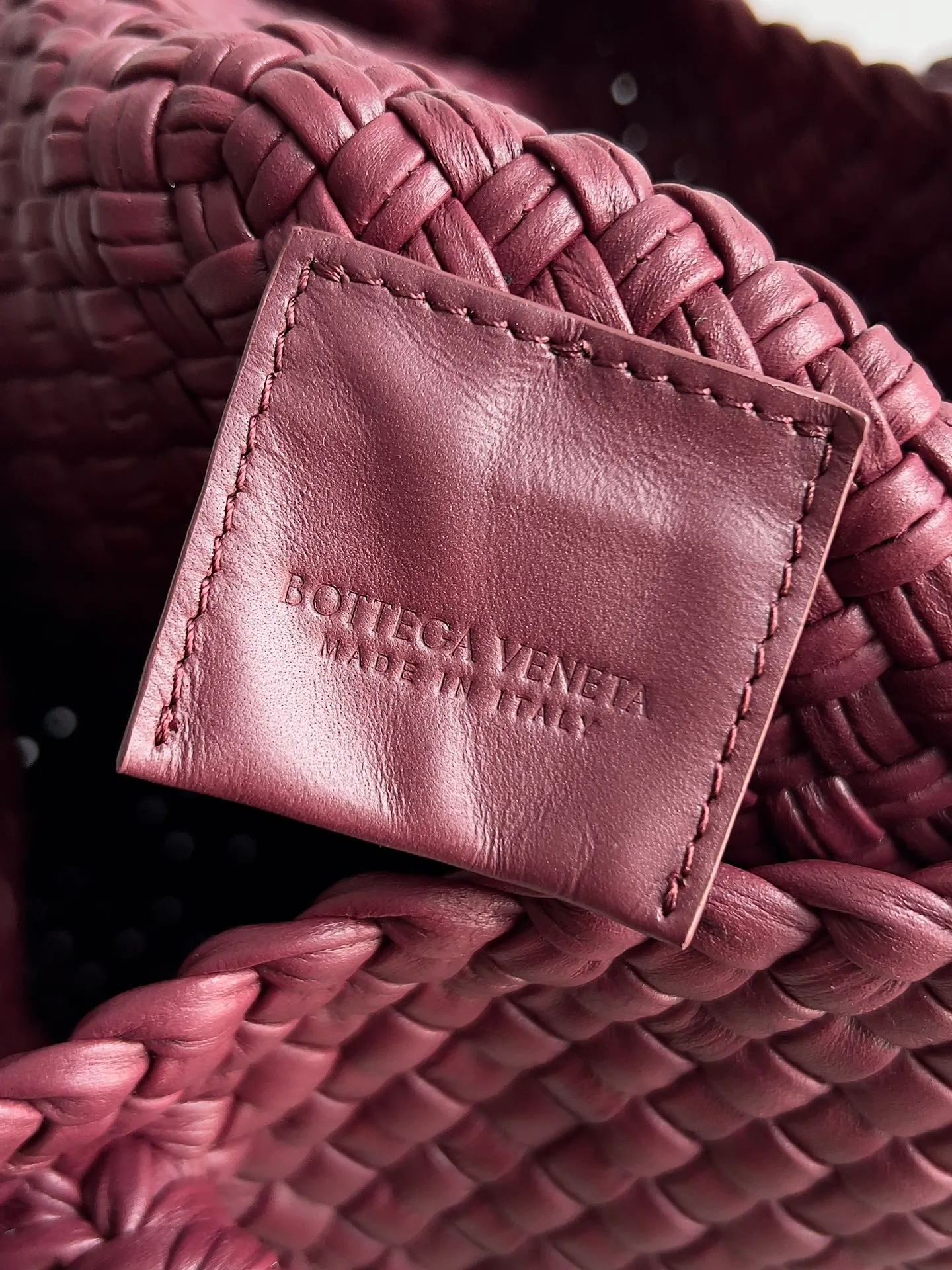 Batch 5760 BV collectible small woven handbags are really YYDS!! Bottega Veneta’s most classic small woven handbags are back! ! We use the highest quality leather with the highest craftsmanship❤️ to create the most expensive works. We have created the original Intrecciato leather weaving process❤️ This unique traditional exclusive leather weaving method has not only become our logo but also reflects the time-consuming and labor-intensive craftsmanship of our products❤️ The new TOSCA handbag must be a selection worth collecting🆕⚠️⚠️Babies, malachite can be sold separately and can be assembled by yourself Style number: 716974 Size: 27*9*18cm